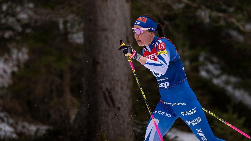 Kerttu Niskanen juhli perinteisen hiihtotavan 10 kilometrin kisan voittoa Toblachissa 31. joulukuuta.