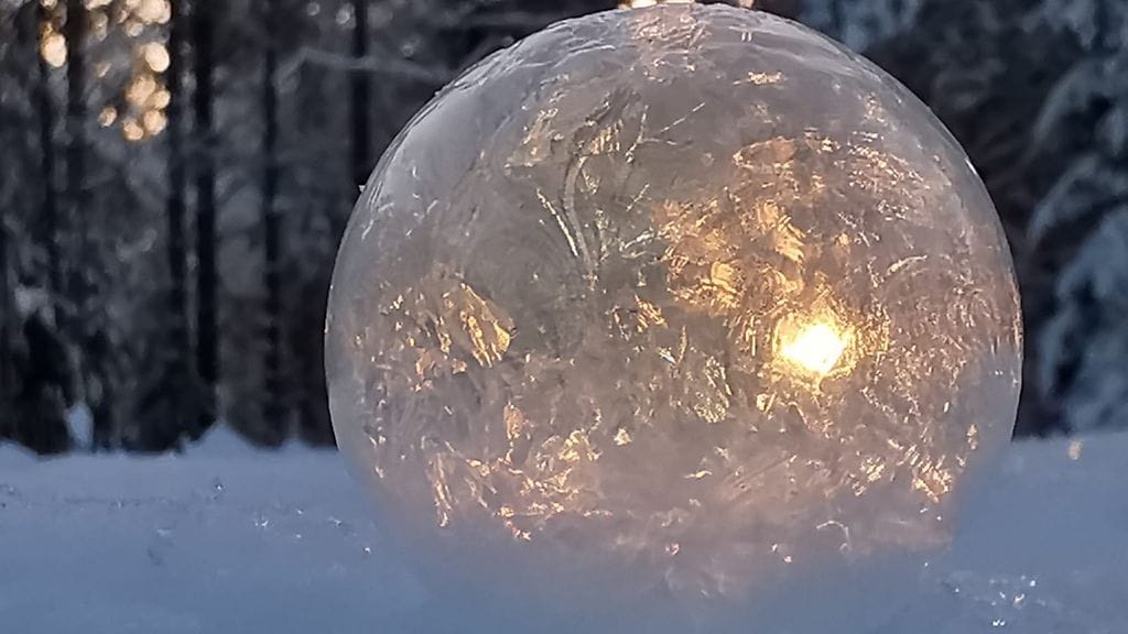 Raija Seppäsen kuva jäätyneestä saippuakuplasta