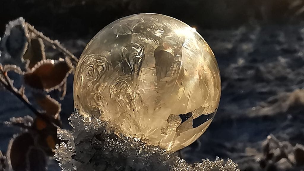 Raija Seppänen taiteli jäätyneen saippuakuplan