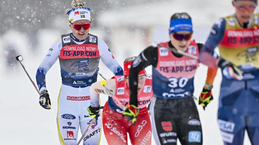 Ruotsin Linn Svahn tuskaili letkan perällä Davosissa torstaina.