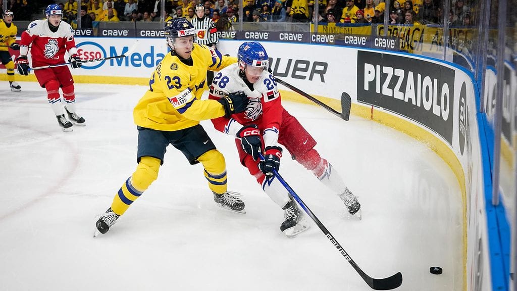 Jonathan Lekkerimäki (kuvassa vasemmalla, keltapaitojen numero 23).