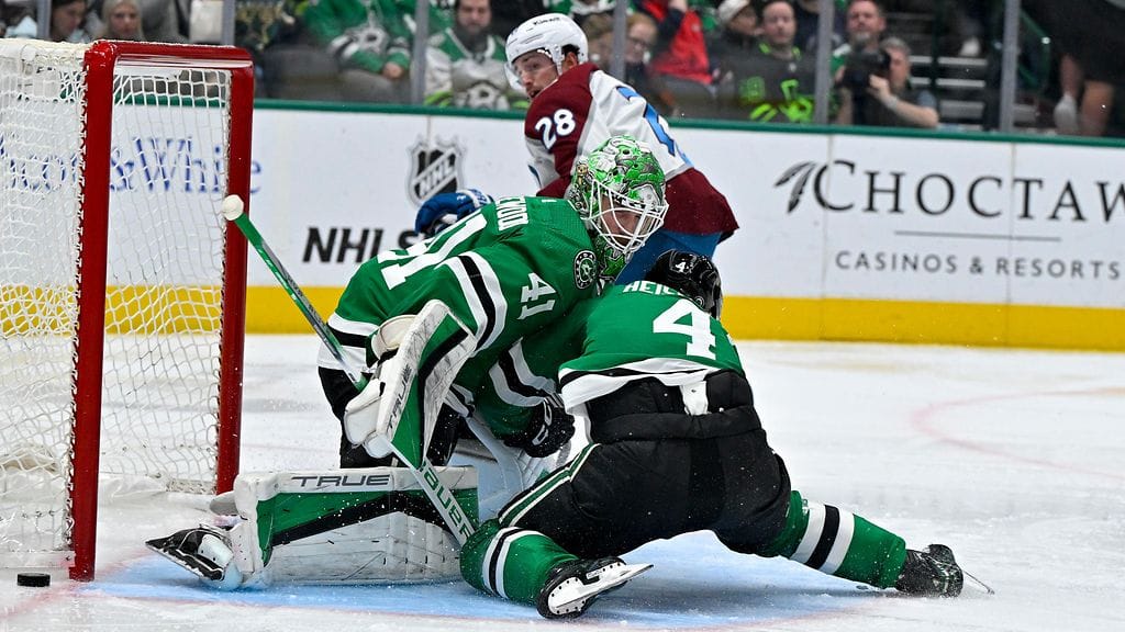 Miro Heiskanen loukkaantui törmättyään Dallas-vahti Scott Wedgewoodin kanssa.