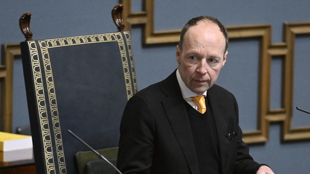 Halla-aho pitää vaalikoneen vastauksensa mukaan tärkeänä sitä, että presidentillä on juuret syvällä suomalaisessa maaperässä. Syntyperäisyysvaatimuksen voisi hänen mukaansa hyvin ulottaa myös ministereihin ja kansanedustajiin.