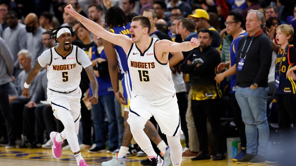 Nikola Jokic tuulettaa villisti viimeisen sekunnin voittokoriaan.