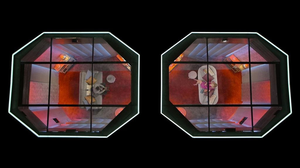 Love is Blind -ohjelmassa (suomeksi Onko rakkaus sokea?) osallistujat tapailevat aluksi keskustelemalla eri huoneista käsin näkemättä toisiaan.