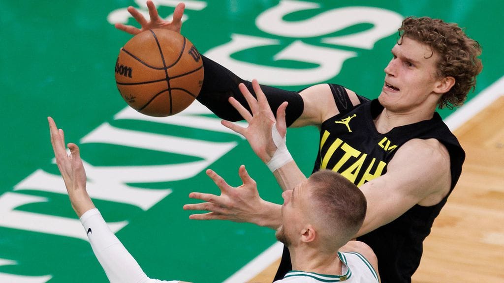 Lauri Markkanen kamppaili pallosta Bostonin Kristaps Porzingisin kanssa.