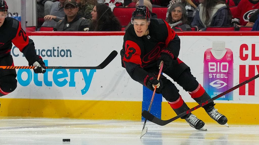 Jesse Puljujärvi pelasi viime kaudella Edmonton Oilersissa ja Carolina Hurricanesissa (kuvassa).