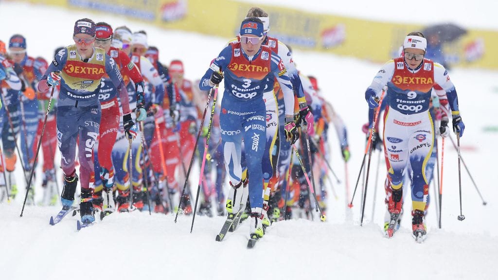 Jessie Diggins (vas.) ja Kerttu Niskanen (kesk.) ovat kiinni huippusijoissa Tour de Skillä.