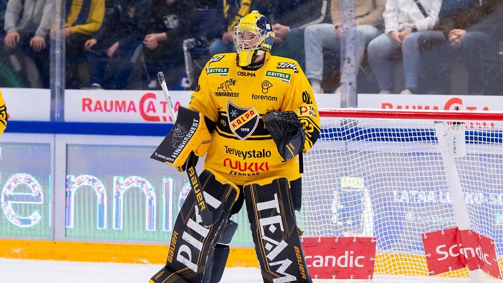 KalPa-vahti Juha Jatkola kiskoo kiekon verkkoon HPK:ta vastaan