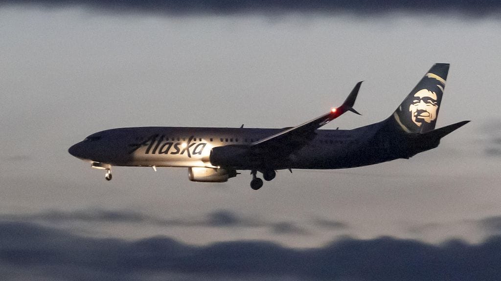 Alaska Airlinesin Boeing 737-800 -lentokone laskeutumassa iltahämärissä Washingtonin kansalliselle lentokentälle Yhdysvalloissa.