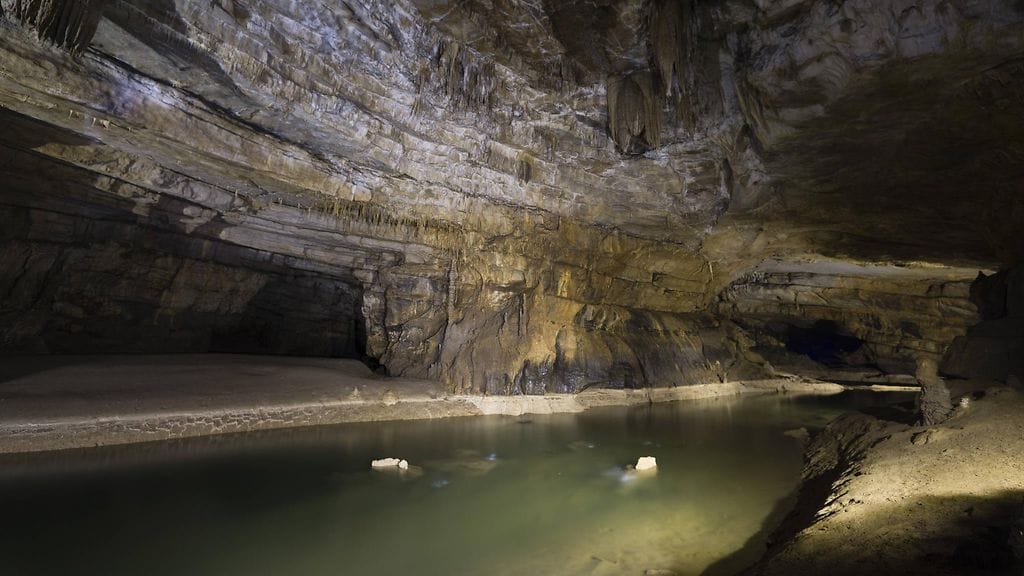 Arkistokuva Krizna Jama -kaivoksesta, jossa ihmiset ovat loukussa.