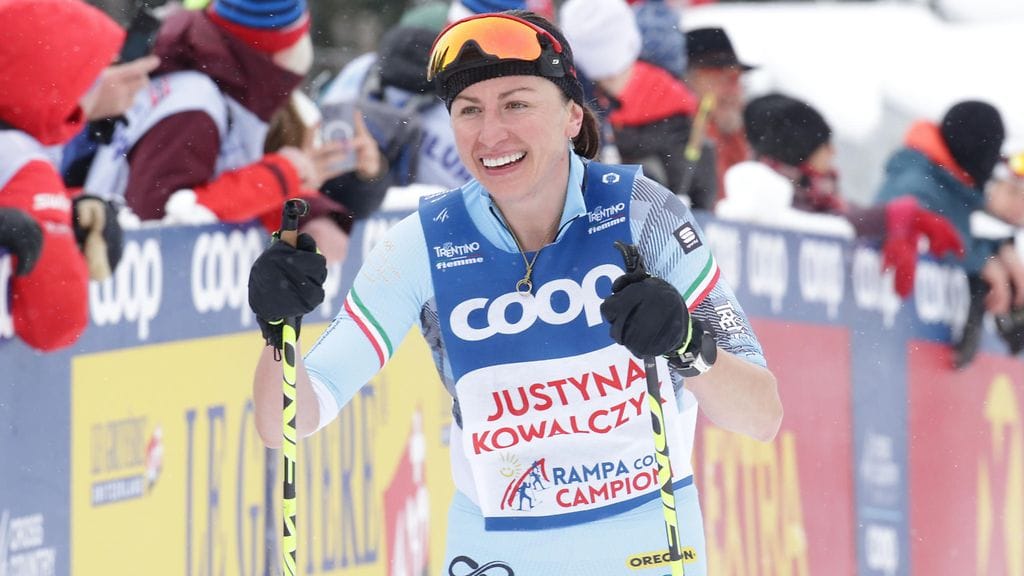 Justyna Kowalczyk-Tekieli kipusi sunnuntaina Alpe Cermisin huipulle amatöörikisassa.