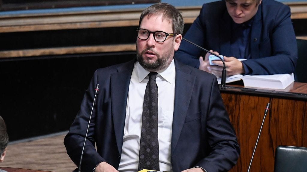 Arhinmäki ja toinen henkilö jäivät kiinni luvattoman graffitin teosta viime juhannusaattona.