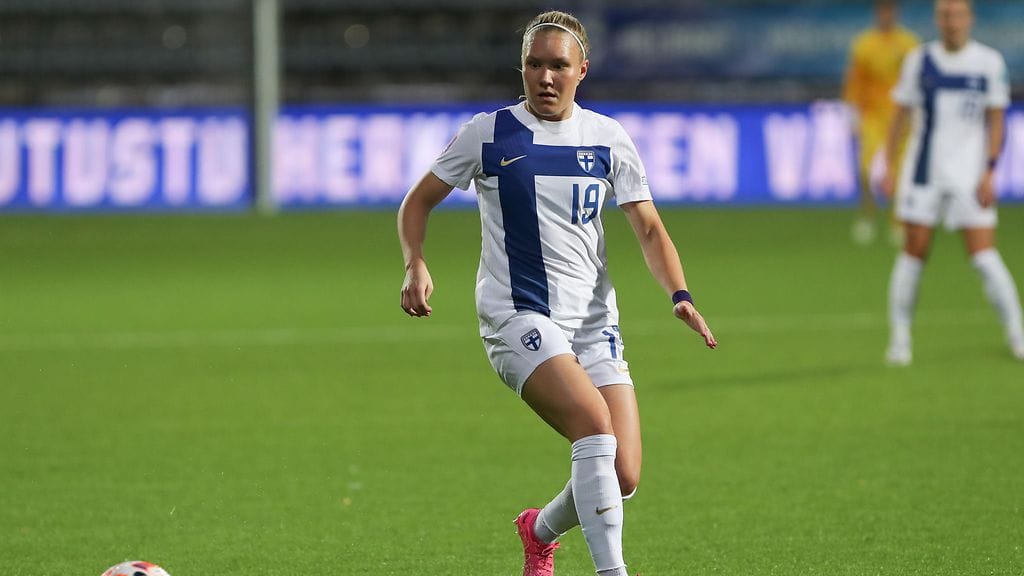 Emma Peuhkurinen on pelannut Suomen maajoukkueessa yhdeksän ottelua.