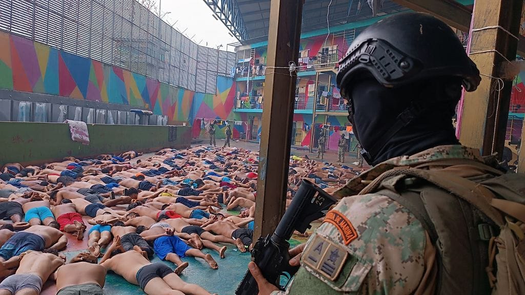 Ecuadorin asevoimien 8.1.2024 julkaisemassa valokuvassa merijalkaväen sotilaat suorittavat operaatiota mellakan jälkeen Litoralin aluevankilassa Guayaquilissa, Ecuadorissa.