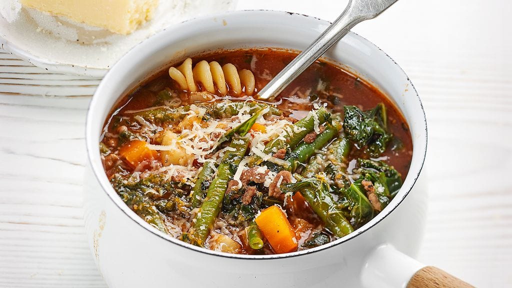 Vappu Pimiän minestronekeittoon käytetään jauhelihaa, mutta voit aivan hyvin tehdä sopasta myös kasvisversion!