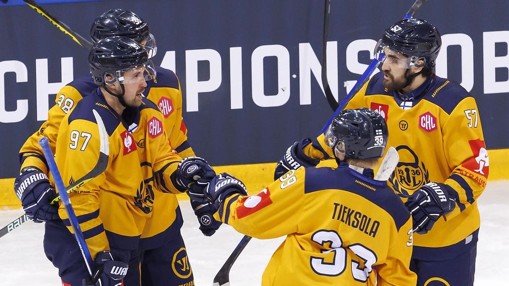 Kuvassa toista maaliaan juhliva Lukko lähtee viikon päästä pelattavaan toiseen CHL-välierään oivasta tilanteesta.