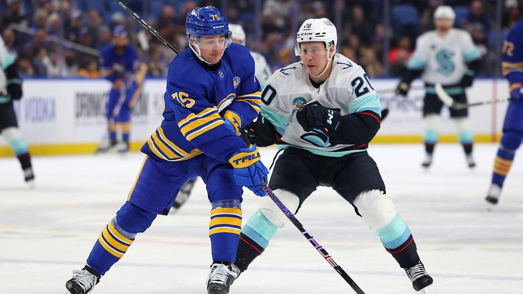 Eeli Tolvanen (oik.) pelaa vahvaa kautta NHL:ssä.