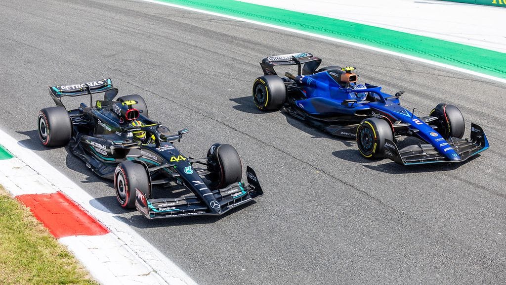 Lewis Hamiltonin (vas.) edustama Mercedes valmistaa jatkossakin moottorit Logan Sargeantin (oik.) F1-tiimille Williamsille.