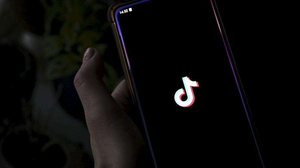 Moni kansanedustaja aikoo pysyä Tiktokissa suojelupoliisin varoittelusta huolimatta.