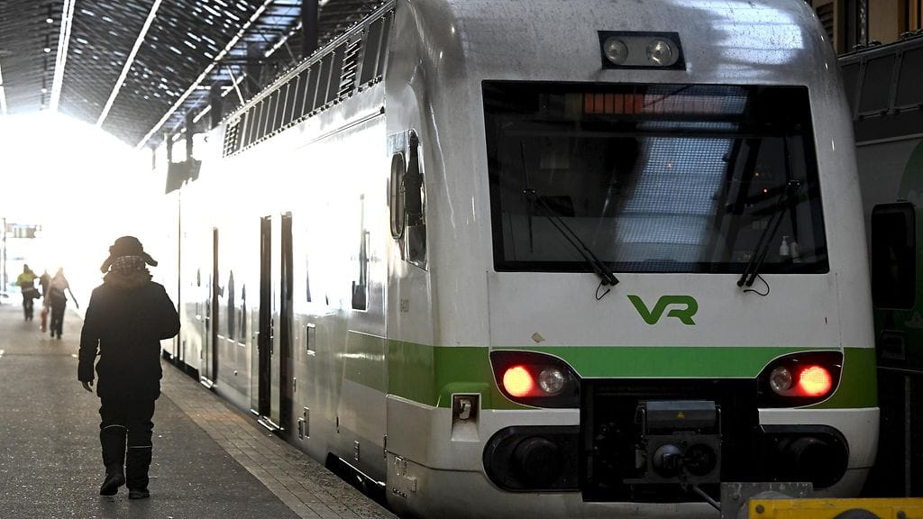 Rautatieasemilla olevat infotaulut eivät näytä, jos juna on myöhässä.