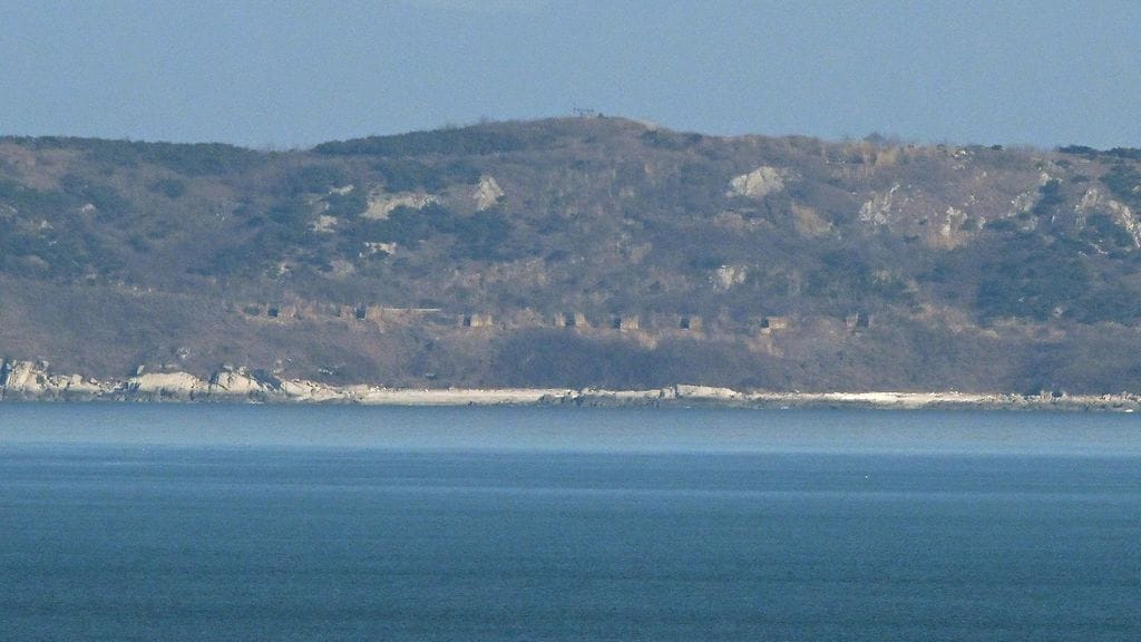 Yleiskuva Pohjois-Korean rantaviivasta ja tykistön bunkkereista Yeonpyeongin saaren näköalapaikalta. Kuvituskuvaa, ei liity uutiseen.