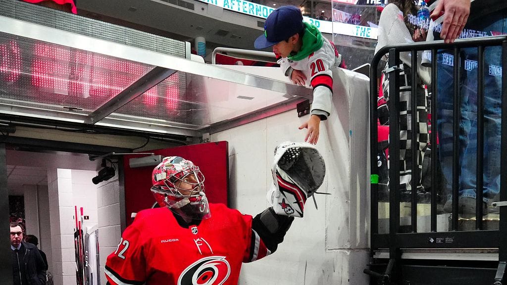 Antti Raanta passitettiin vaihtoon.