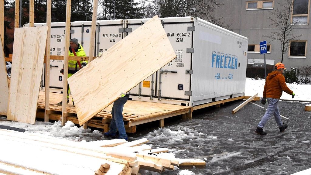 Kylmäkonteista rakennettiin säilytystilaa Malmin sairaalan pihalla Helsingissä 16. huhtikuuta 2020. Ruumiskonteilla varauduttiin tuolloin siihen, että sairaaloissa ei riitä tilaa kaikille ruumiille koronavirusepidemian takia.