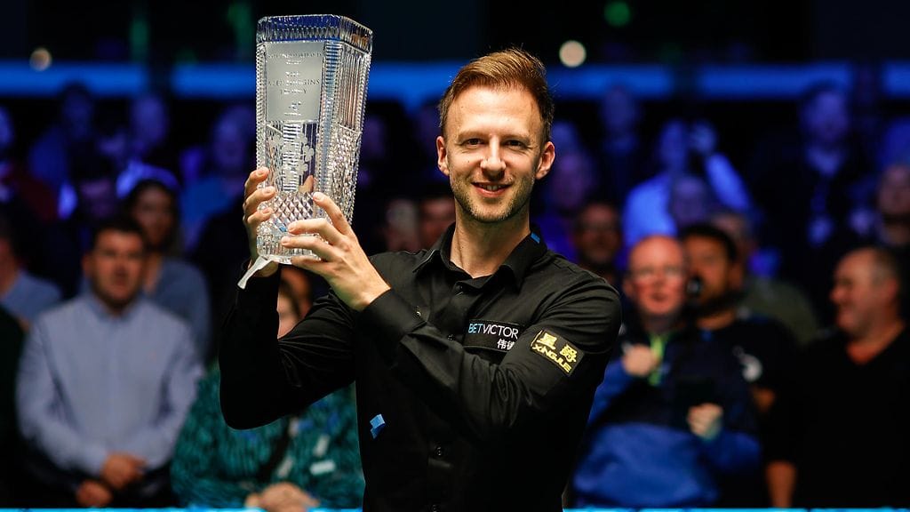 Judd Trump on kahminut turnausvoittoja viime vuosina. Tässä hän tuulettaa Northern Ireland Openin titteliä viime lokakuussa.