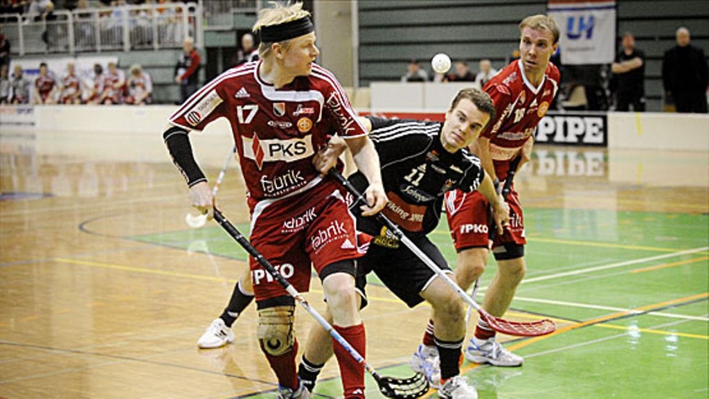 SSV:n Teemu Piispanen ja Josban Markus Ketonen (vas.) ja Sakari Salmela taistelevat pallosta, kuva: Lehtikuva