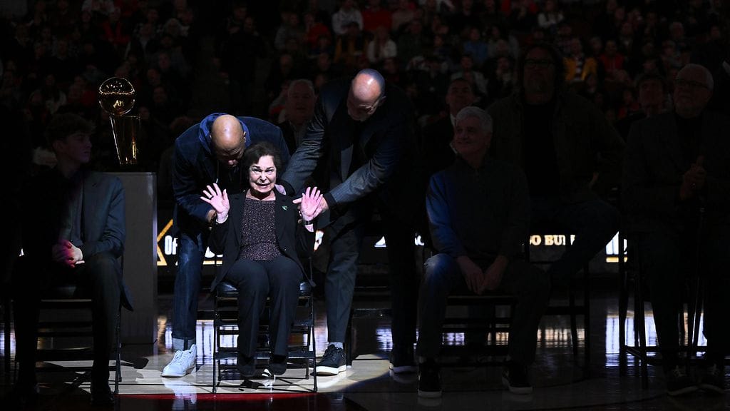 Yleisön reaktio Chicagon United Centerissä sai Thelma Krausen kyyneliin.