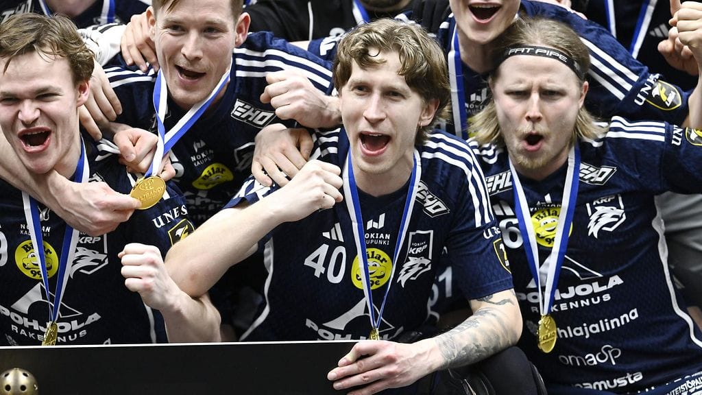 Nokian KrP juhlii salibandyn Suomen cupin voittoa. Keskellä jatkoerämaalin iskenyt Vili Loponen.