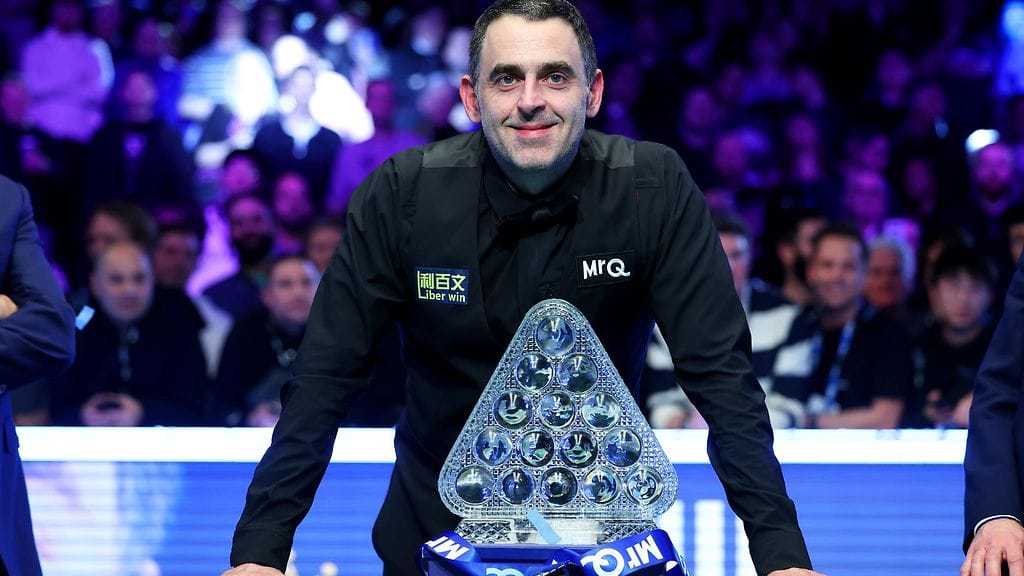 Ronnie O'Sullivan ja uran kahdeksas Masters-voittopokaali.