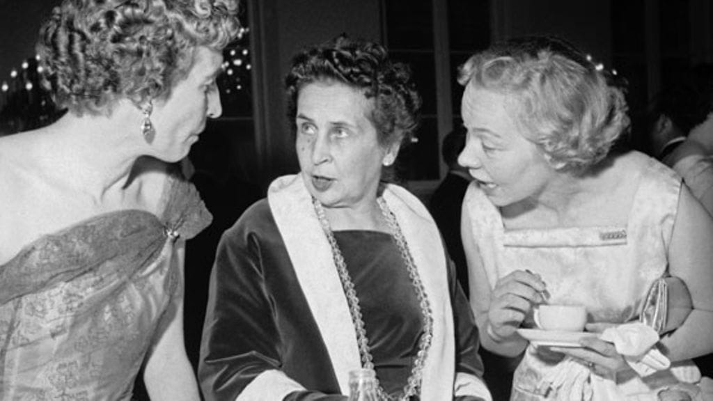 Sylvi Kekkonen emännöi Linnan juhlia usealla vuosikymmenellä. Kuva vuodelta 1956.