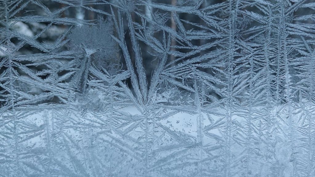 LUKIJAN KUVA: Aurinkoinen pakkaspäivä ja kuurankukkia ikkunassa 15.1.2024 Paltamossa Kainuussa.