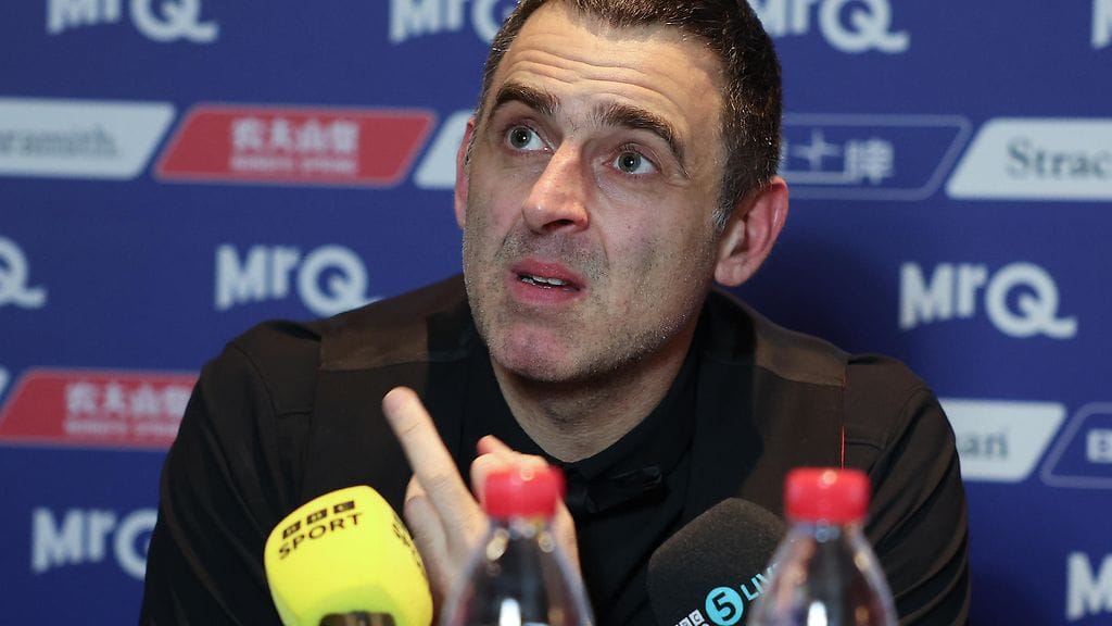 Ronnie O'Sullivan nosti keskisormen Ali Carterille sunnuntaisen Masters-finaalin jälkeisessä lehdistötilaisuudessa.