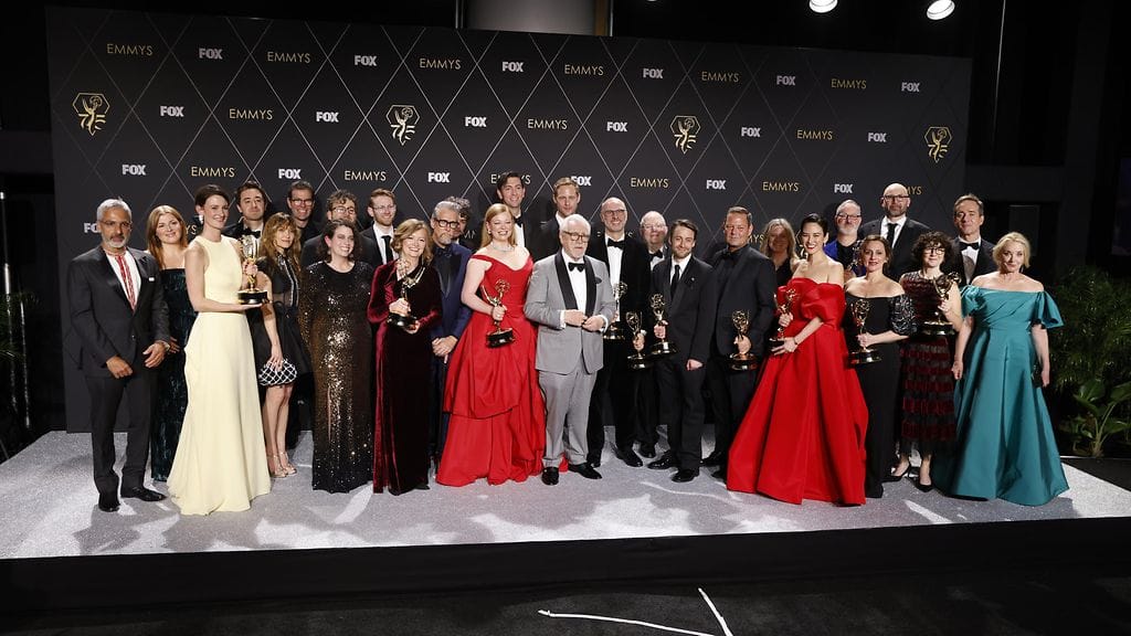 Succession-sarjan näyttelijöitä ja tuotantotiimiä Emmy-gaalassa. Sarjan pääosissa nähdään muun muassa Jeremy Strong, Sarah Snook ja Kieran Culkin.