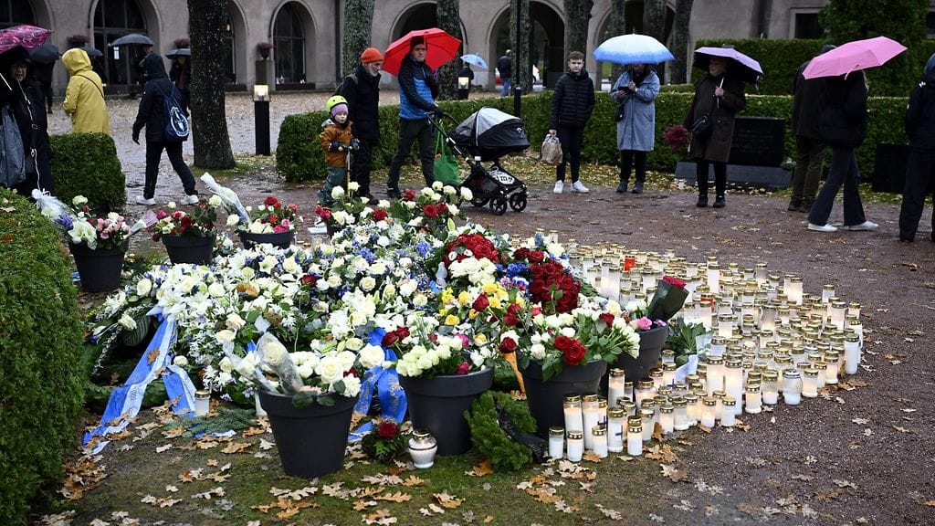 Kansalaiset jättivät kukkatervehdyksiä ja kynttilöitä presidentti Martti Ahtisaaren haudalle Helsingin Hietaniemen hautausmaalla.