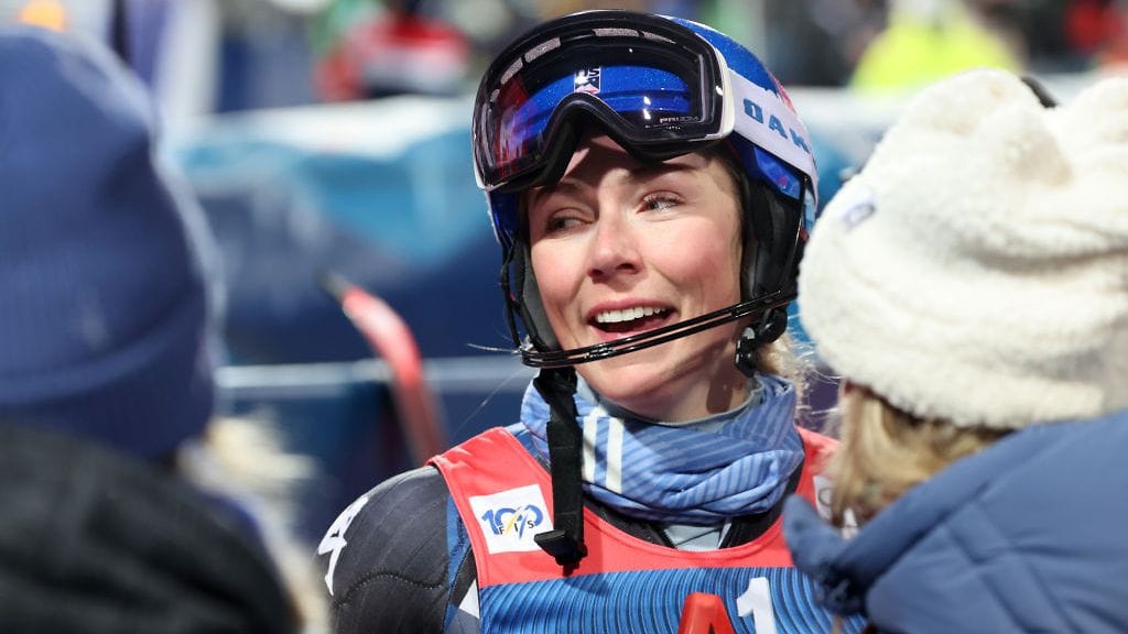 Mikaela Shiffrin murtui kyyneliin Flachaun pujotteluvoittonsa jälkeen.