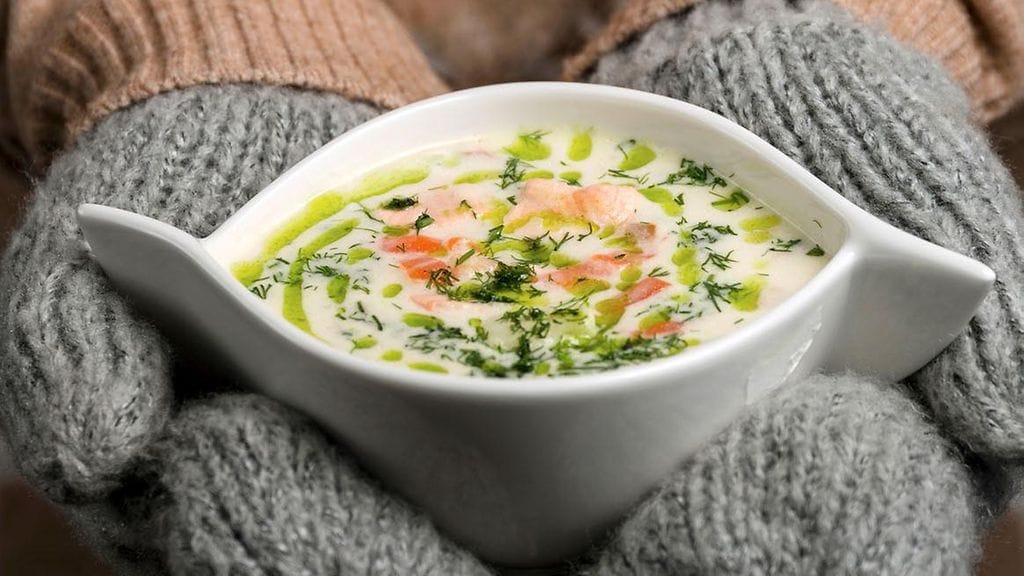 Kalakeittoa voi tehdä myös edullisesti, kun hyödyntää pakastealtaan tuotteita.