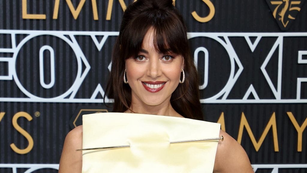 Aubrey Plazan asu kiinnitti katseita Emmy-gaalassa.
