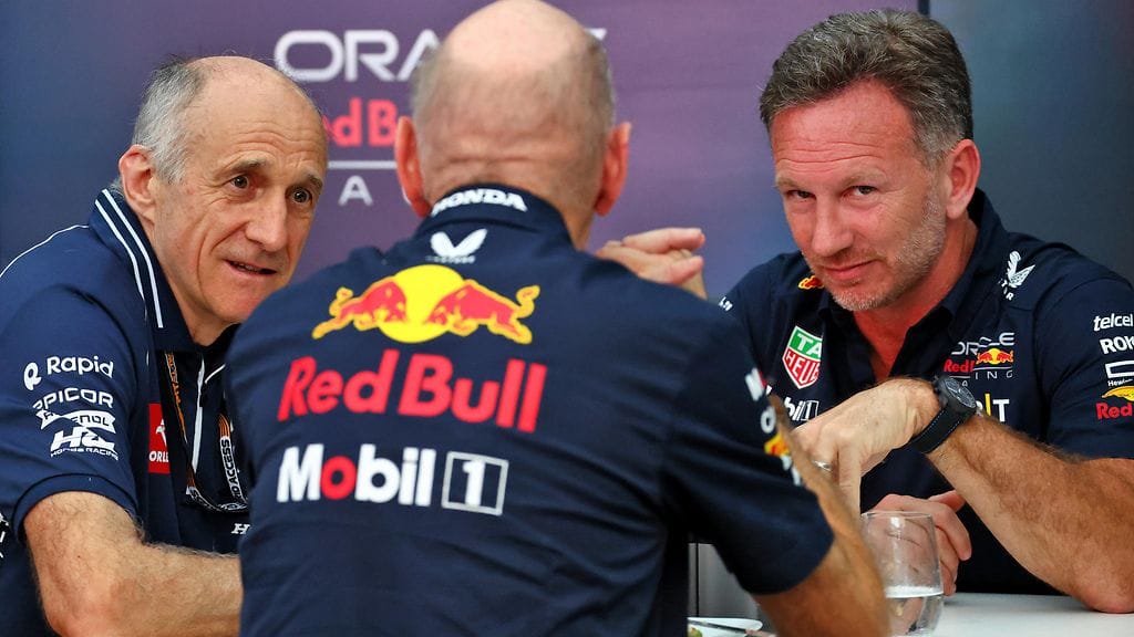 Franz Tost (vas.) väistyi viime kauden jälkeen AlphaTaurin tallipäällikön paikalta. Yhteistyö Christian Hornerin (oik.) ja Adrian Neweyn Red Bullin kanssa oli saumatonta.