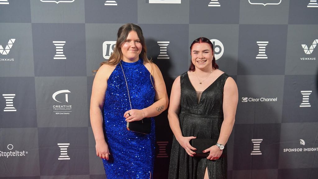 Silja Kosonen (vas.) osallistui Urheilugaalaan moukarinheittäjä Krista Tervon kanssa.