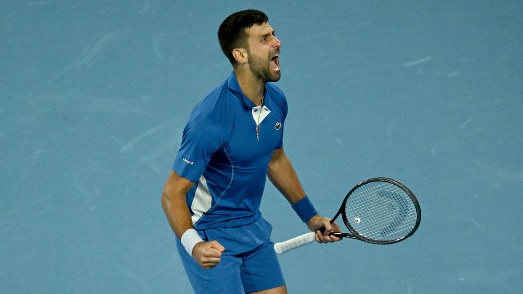 Novak Djokovic eteni katsojien huuteluista huolimatta jatkoon Australian avoimissa.