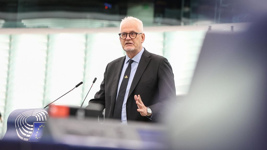 Europarlamentaarikko Petri Sarvamaa (kok.) puhumassa Euroopan parlamentin täysistunnossa Strasbourgissa tänään.