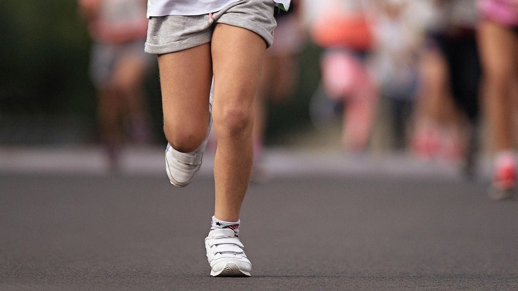 Nuorukaisella on kunnianhimoinen juoksutavoite. Kuvituskuva.