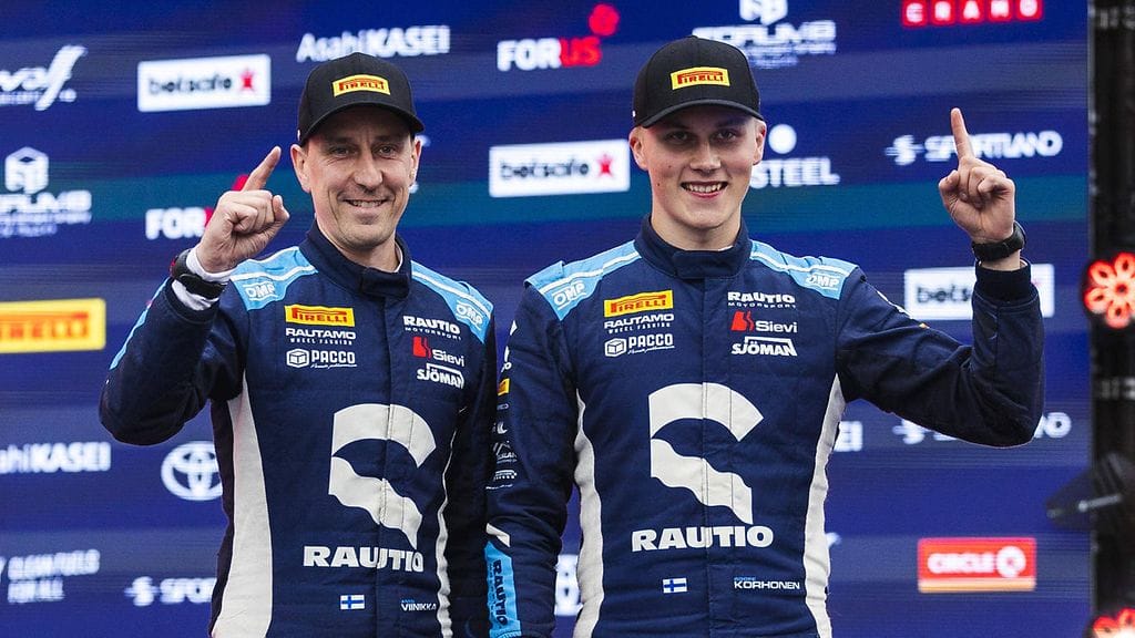 Roope Korhonen (oikealla) ja Anssi Viinikka voittivat viime kaudella WRC3-mestaruuden.