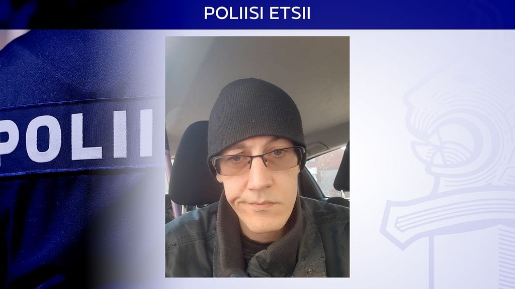 Kadonnut on 187 senttiä pitkä, ruumiinrakenteeltaan hoikka ja hänellä on lyhyet ruskeat hiukset, poliisi kertoo tiedotteessaan. Hän on mahdollisesti pukeutunut tummaan pipoon ja tummaan isohkoon talvitakkiin. Poliisin julkaisemasta kuvasta poiketen kadonneella ei tiettävästi ole silmälaseja mukanaan.