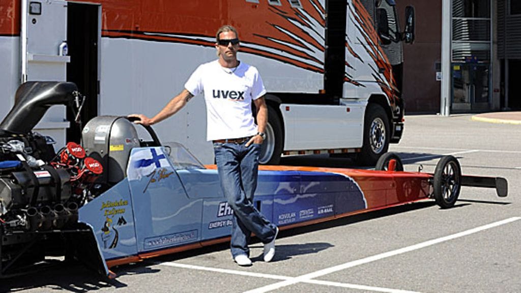 Janne Ahonen kiihdytysautonsa vierellä. Kuva: Martti Kainulainen/LEHTIKUVA.