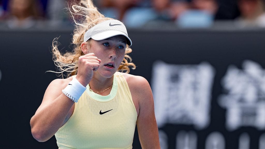 Mirra Andrejeva käänsi ottelun lähes lohduttomasta tilanteesta ja eteni neljännelle kierrokselle.